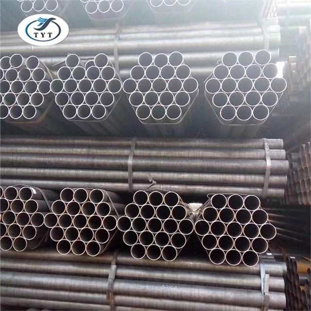 Keevitatud must terasest toru